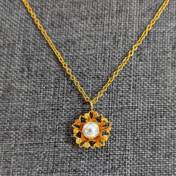 Vintage Gold Tone Filigree Dainty Delicate Faux Pearl Floral Pendant Necklace - Picture 2 of 3